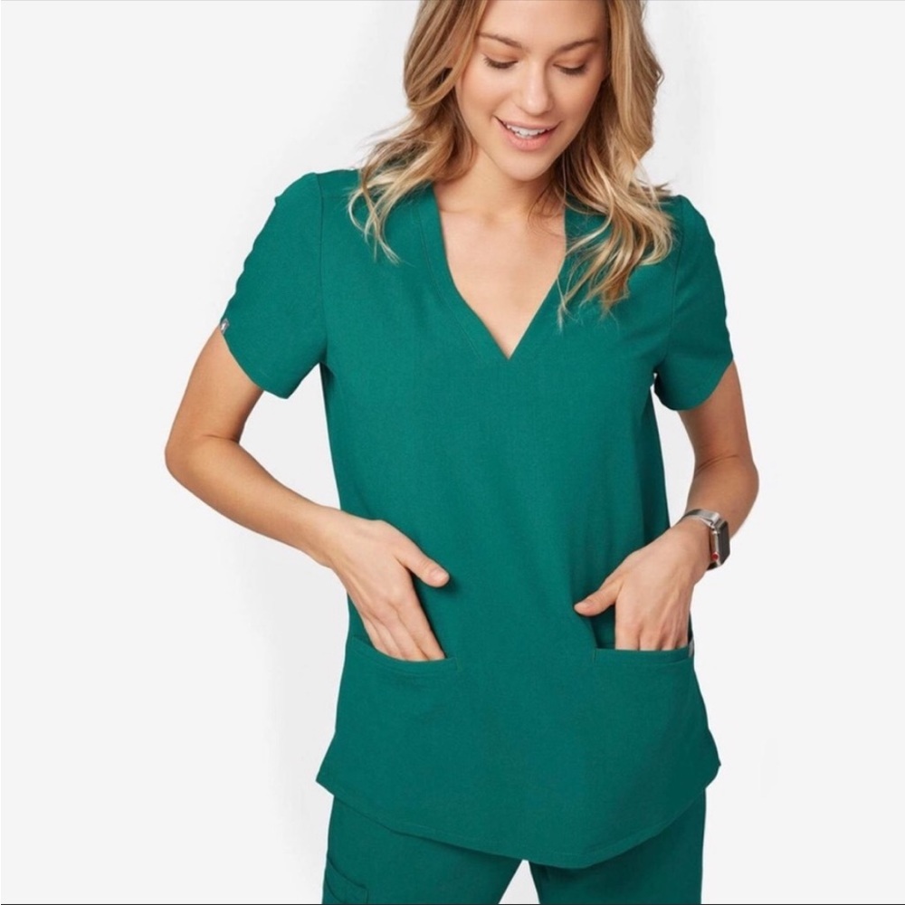 Figs Casma 3-Pocket Scrub Top in Hunter Green